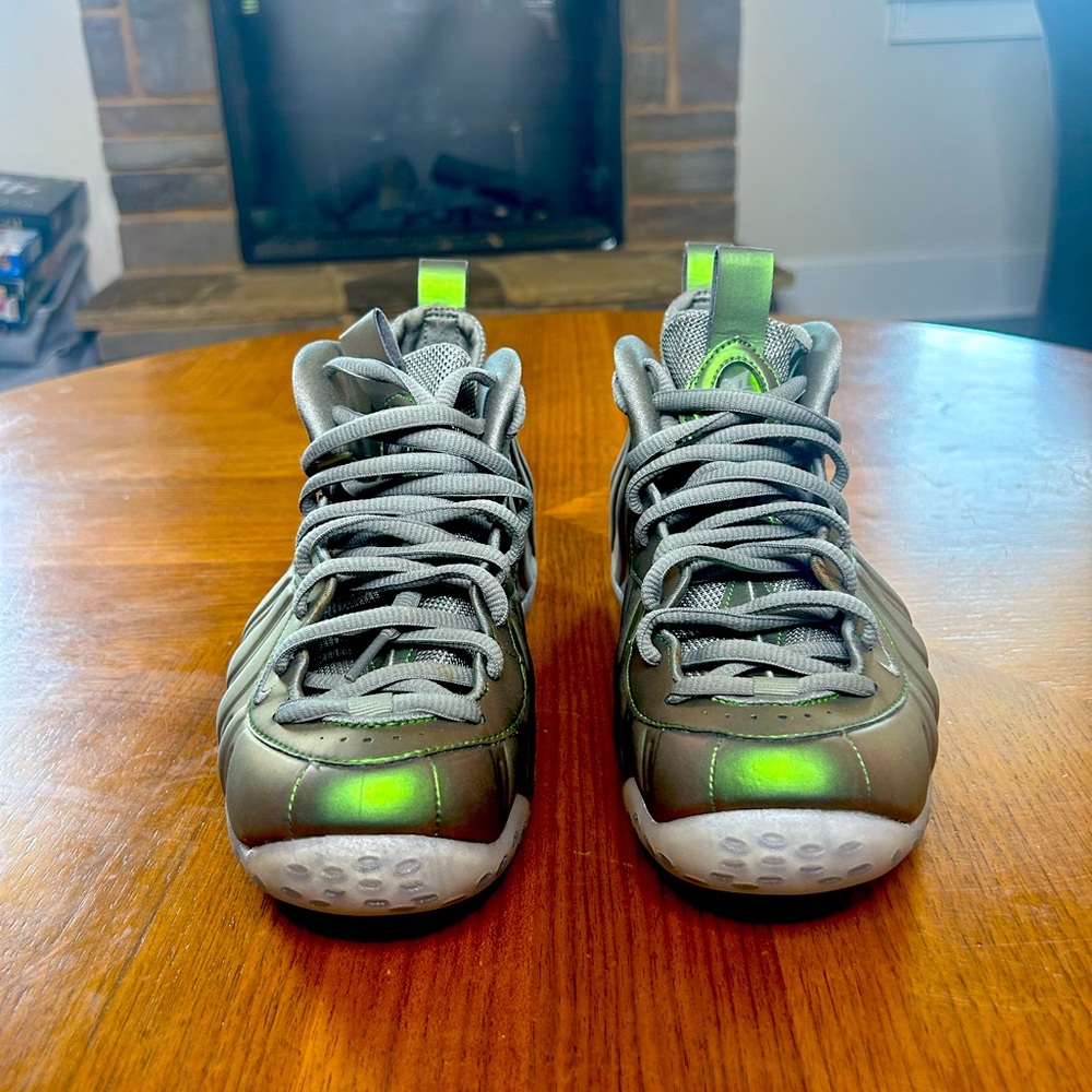 Nike Air Foamposite One ‘Iridescent’
- Condition: Used 9/10
- Size: 8.5W